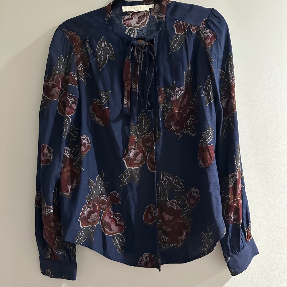 ASTR The Label Women‎ Navy Floral Print Tie Neck Long Sleeve Blouse Size S